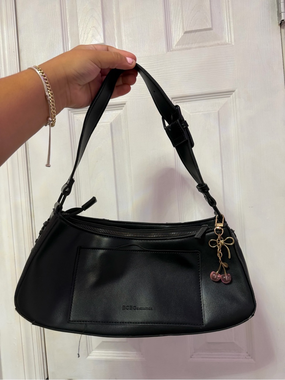 Black Women's Shoulder Bag - Classic Leather Style